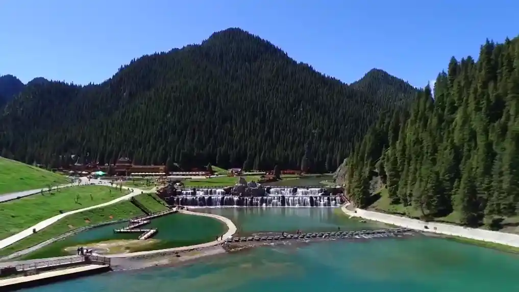 双节引爆乌鲁木齐：新疆旅游热度飙升成现象级热点