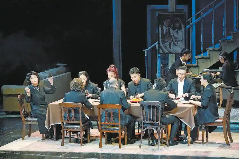 《小郡之秋》震撼首演！北京人艺三代戏骨同台飙戏，岁月与新生碰撞舞台