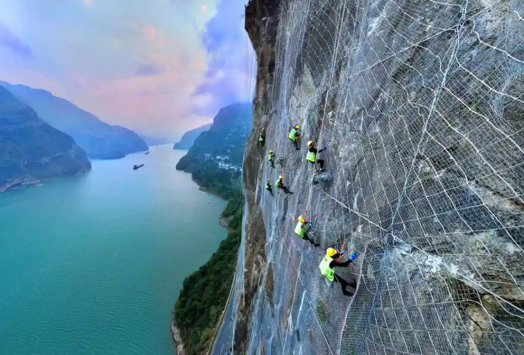 三峡悬崖医生：给大山做无痕手术