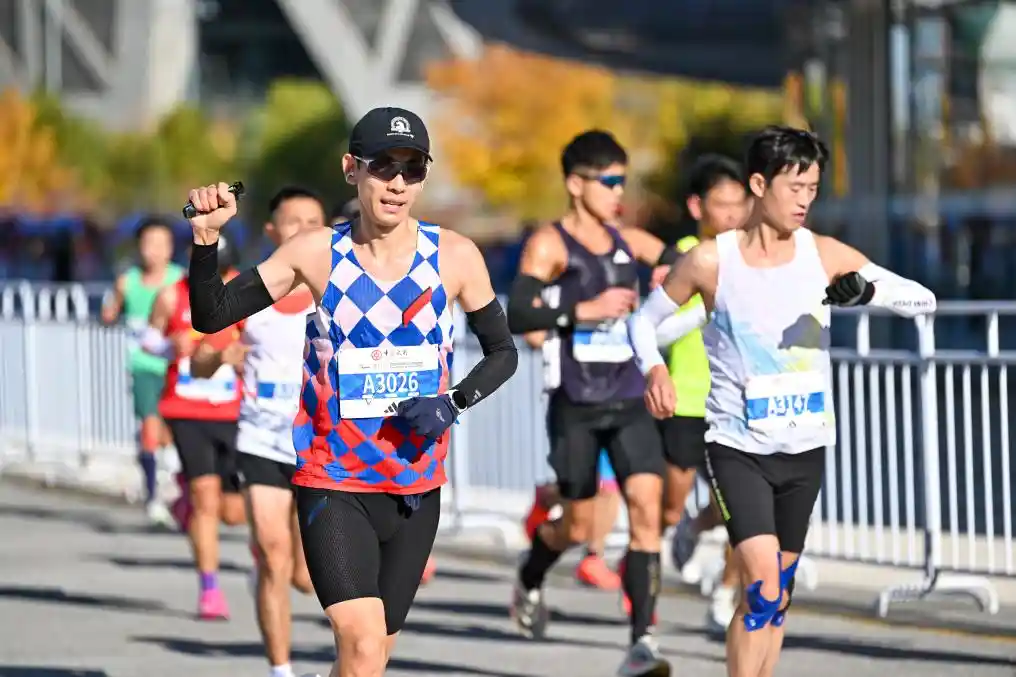 千年文脉跃动在42.195公里的奔跑中