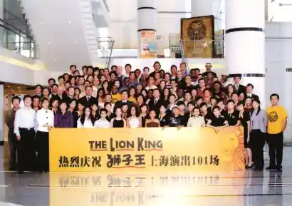 《狮子王》上海101场传奇：舞台上的草原史诗持续燃烧