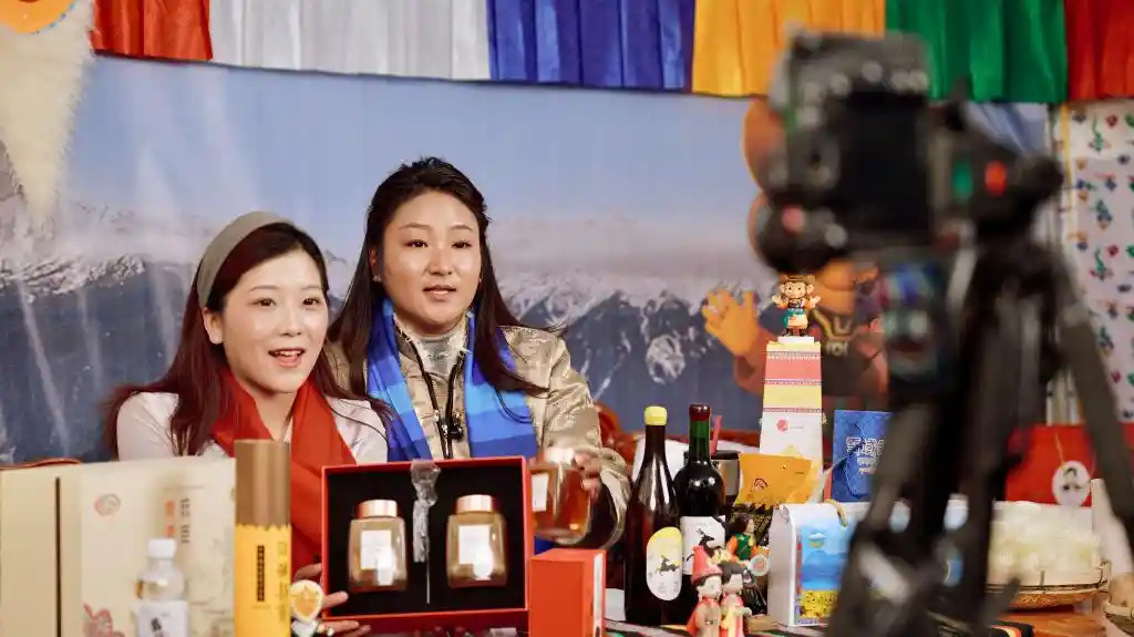 高原大集焕新颜：烟火气里涌动新活力