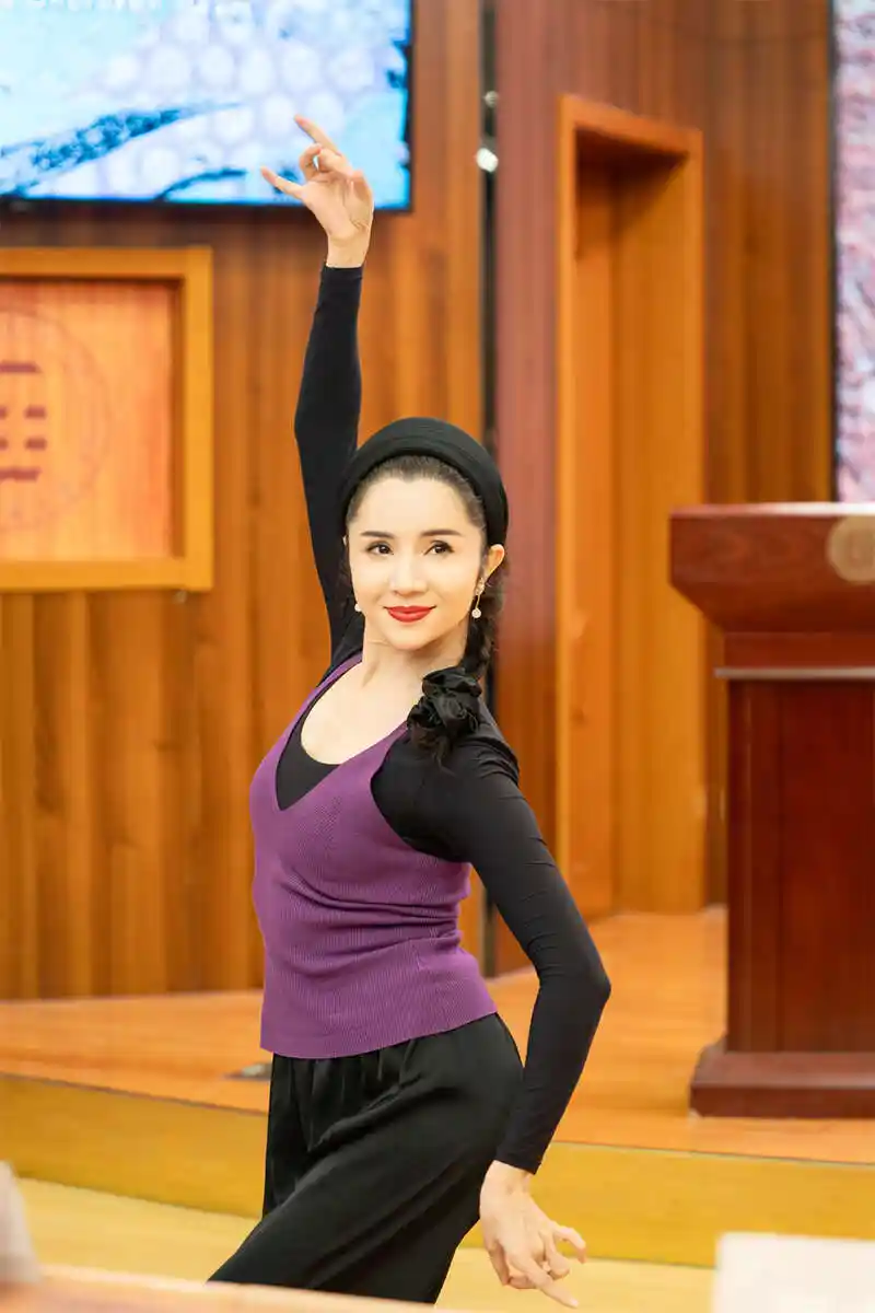 《千年龟兹惊艳再现，古丽米娜演绎丝路传奇》