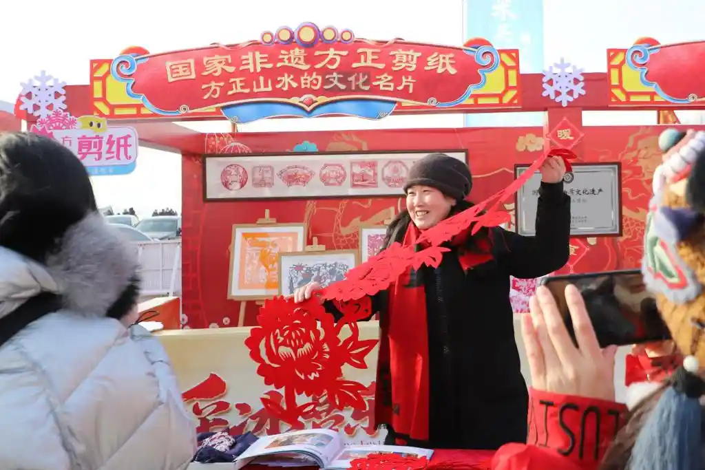 冰火交织的哈尔滨:一场从采冰开始的热浪