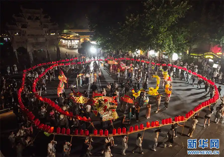 安徽黟县：鱼龙夜舞唤醒千年古村