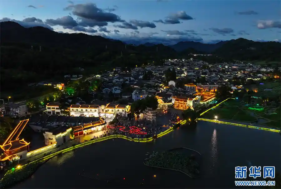 安徽黟县：鱼龙夜舞唤醒千年古村