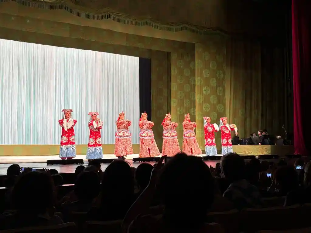 曲终人未散，京韵越海峡