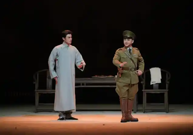 新编现代京剧《野火春风斗古城》震撼亮相长安大戏院