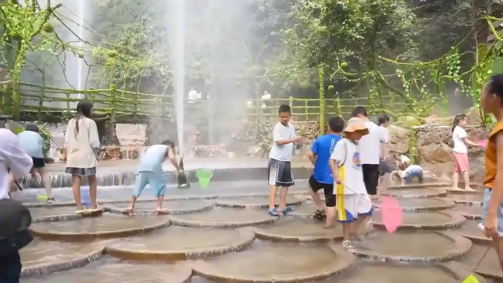 清凉游升温，主题展吸睛——暑期文旅消费释放澎湃动能