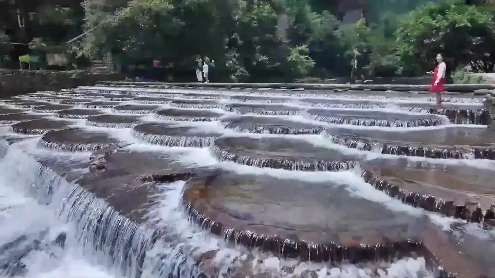 清凉游升温，主题展吸睛——暑期文旅消费释放澎湃动能