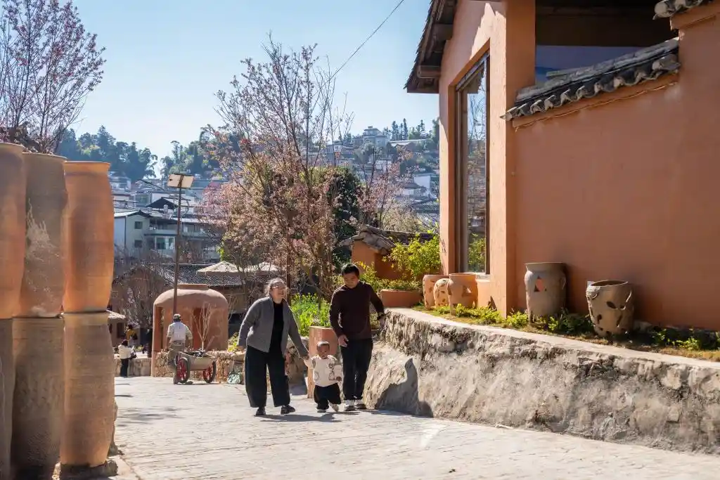 陶韵焕新颜：临沧碗窑村探路陶旅融合新篇章
