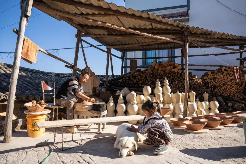 陶韵焕新颜：临沧碗窑村探路陶旅融合新篇章