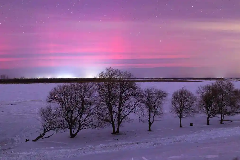 极光现身北方 神奇夜空迎新年