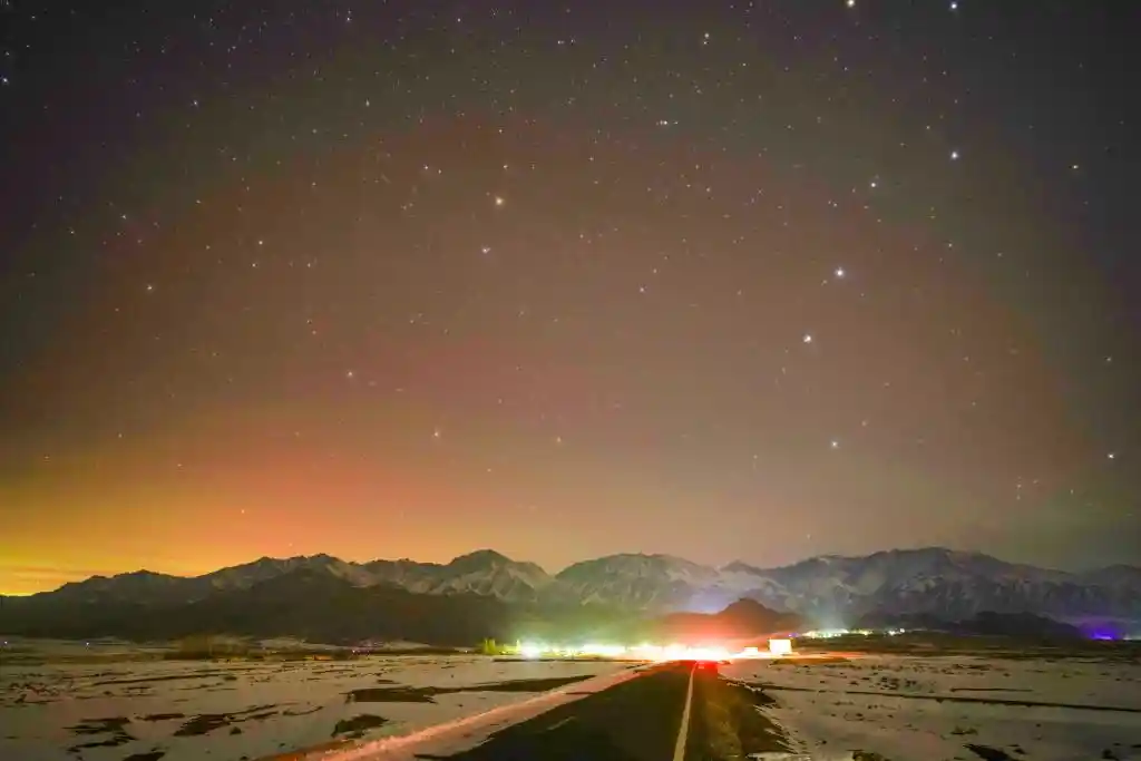 极光现身北方 神奇夜空迎新年