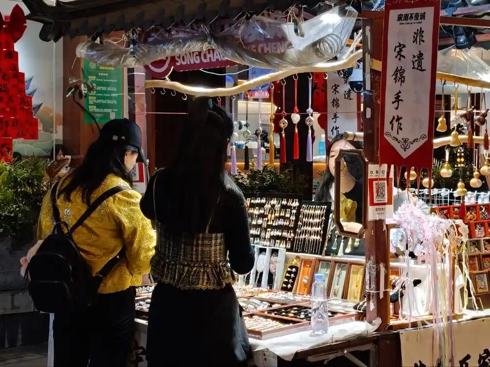 宋城文化活水涌出消费新潮：千年文脉引爆假日经济热浪