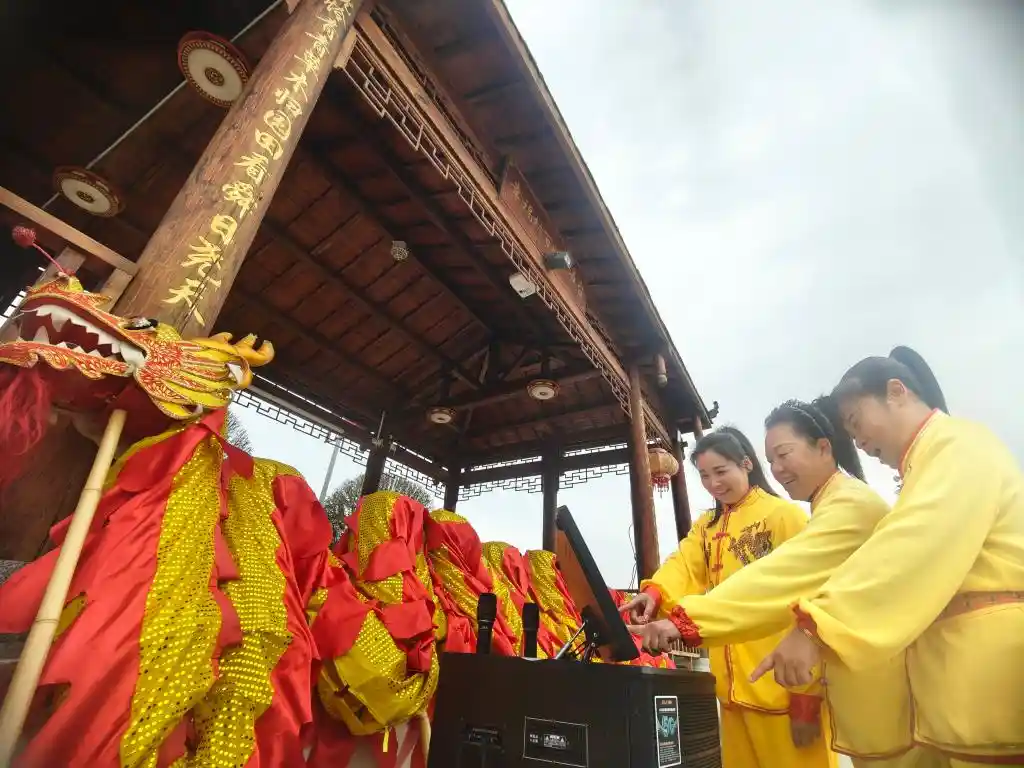 龙腾新春：乡村舞龙队点燃年味热潮
