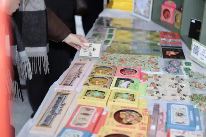 西湖纹样登陆卡姆登集市 引爆海外中国风热潮