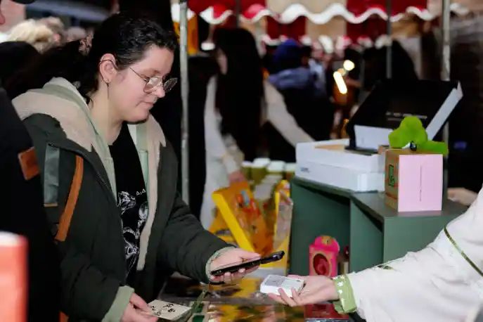 西湖纹样登陆卡姆登集市 引爆海外中国风热潮